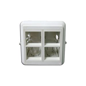 Uzidna kutija sa poklopcem i 4 slota za 45x45mm module (8M) dim. 136x152x76mm